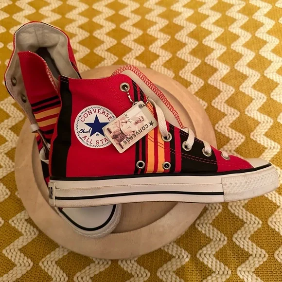 Women’s high top Converse sneakers size 7 - Picture 4 of 6